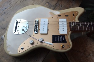 FENDER "Vintera II '50s Jazzmaster, Rosewood Fingerboard - Desert Sand with Deluxe Gig Bag" 3, 50 KG