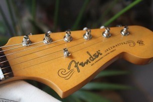 FENDER "Vintera II '50s Jazzmaster, Rosewood Fingerboard - Desert Sand with Deluxe Gig Bag" 3, 50 KG