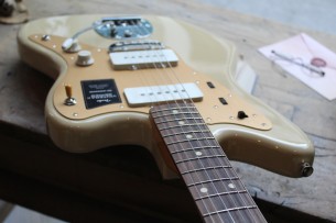FENDER "Vintera II '50s Jazzmaster, Rosewood Fingerboard - Desert Sand with Deluxe Gig Bag" 3, 50 KG