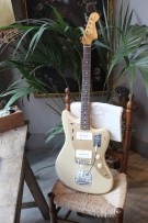FENDER "Vintera II '50s Jazzmaster, Rosewood Fingerboard - Desert Sand with Deluxe Gig Bag" 3, 50 KG