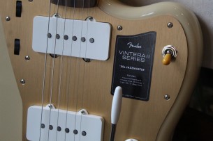 FENDER "Vintera II '50s Jazzmaster, Rosewood Fingerboard - Desert Sand with Deluxe Gig Bag" 3, 50 KG