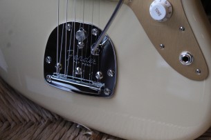 FENDER "Vintera II '50s Jazzmaster, Rosewood Fingerboard - Desert Sand with Deluxe Gig Bag" 3, 50 KG
