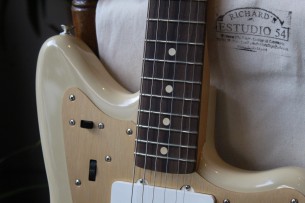 FENDER "Vintera II '50s Jazzmaster, Rosewood Fingerboard - Desert Sand with Deluxe Gig Bag" 3, 50 KG