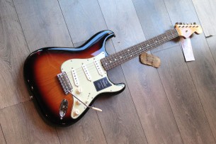 FENDER "Vintera II '60s Stratocaster, 3 Color Sunburst, Slab Rosewood" GIGBAG, 3, 50 KG