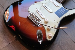 FENDER "Vintera II '60s Stratocaster, 3 Color Sunburst, Slab Rosewood" GIGBAG, 3, 50 KG