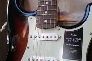 FENDER "Vintera II '60s Stratocaster, 3 Color Sunburst, Slab Rosewood" GIGBAG, 3, 50 KG