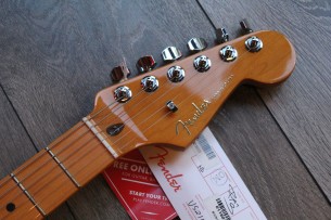 FENDER "American Ultra Stratocaster, Maple, Ultraburst"