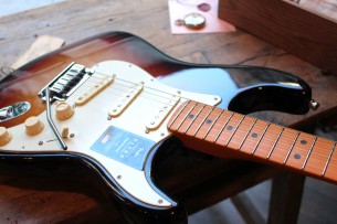 FENDER "American Ultra Stratocaster, Maple, Ultraburst"