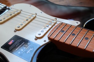 FENDER "American Ultra Stratocaster, Maple, Ultraburst"