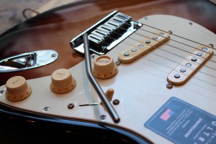 FENDER "American Ultra Stratocaster, Maple, Ultraburst"