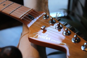 FENDER "American Ultra Stratocaster, Maple, Ultraburst"