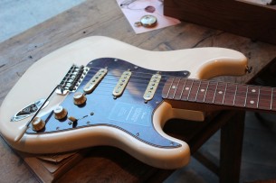 Fender "Limited Vintera 60 Strat, Matched Head, Vintage White"