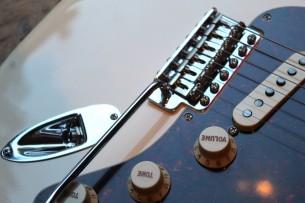 Fender "Limited Vintera 60 Strat, Matched Head, Vintage White"