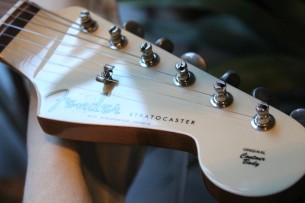 Fender "Limited Vintera 60 Strat, Matched Head, Vintage White"