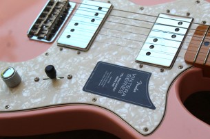Fender "Limited Edition Vintera 70s Tele Thinline in Shell Pink"
