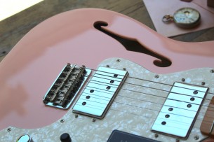 Fender "Limited Edition Vintera 70s Tele Thinline in Shell Pink"