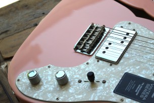 Fender "Limited Edition Vintera 70s Tele Thinline in Shell Pink"