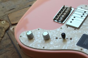 Fender "Limited Edition Vintera 70s Tele Thinline in Shell Pink"