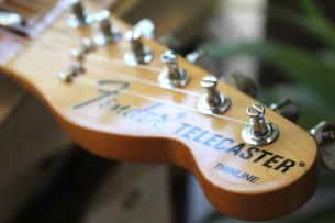 Fender "Limited Edition Vintera 70s Tele Thinline in Shell Pink"