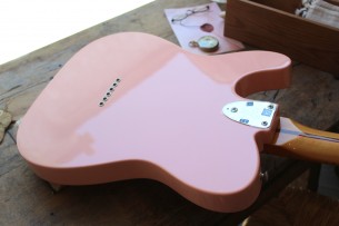 Fender "Limited Edition Vintera 70s Tele Thinline in Shell Pink"