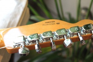 Fender "Limited Edition Vintera 70s Tele Thinline in Shell Pink"