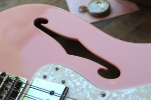 Fender "Limited Edition Vintera 70s Tele Thinline in Shell Pink"