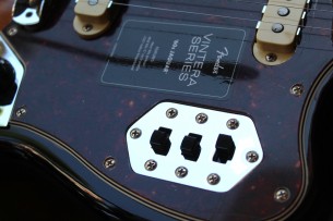 FENDER "Vintera '60s Jaguar, 3-Color Sunburst, Pau Ferro, Gig Bag"