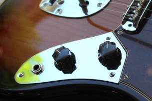 FENDER "Vintera '60s Jaguar, 3-Color Sunburst, Pau Ferro, Gig Bag"