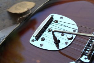 FENDER "Vintera '60s Jaguar, 3-Color Sunburst, Pau Ferro, Gig Bag"