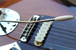 FENDER "Vintera '60s Jaguar, 3-Color Sunburst, Pau Ferro, Gig Bag"