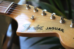 FENDER "Vintera '60s Jaguar, 3-Color Sunburst, Pau Ferro, Gig Bag"