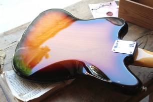 FENDER "Vintera '60s Jaguar, 3-Color Sunburst, Pau Ferro, Gig Bag"