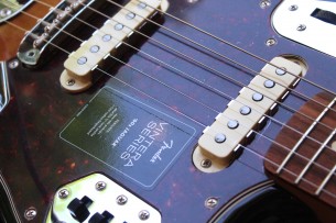 FENDER "Vintera '60s Jaguar, 3-Color Sunburst, Pau Ferro, Gig Bag"