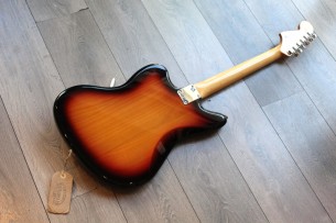 FENDER "Vintera '60s Jaguar, 3-Color Sunburst, Pau Ferro, Gig Bag"