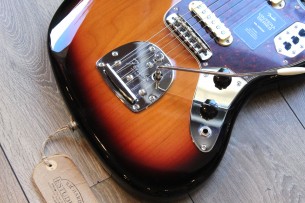 FENDER "Vintera '60s Jaguar, 3-Color Sunburst, Pau Ferro, Gig Bag"