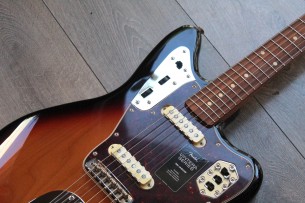 FENDER "Vintera '60s Jaguar, 3-Color Sunburst, Pau Ferro, Gig Bag"
