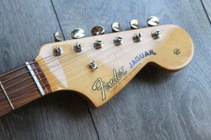 FENDER "Vintera '60s Jaguar, 3-Color Sunburst, Pau Ferro, Gig Bag"