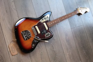 FENDER "Vintera '60s Jaguar, 3-Color Sunburst, Pau Ferro, Gig Bag"