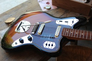 FENDER "Vintera '60s Jaguar, 3-Color Sunburst, Pau Ferro, Gig Bag"