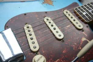 Fender "Custom Shop 60s Stratocaster "Binding Neck" Heavy Relic Lake Placid Blue over Sunburst"