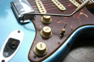 Fender "Custom Shop 60s Stratocaster "Binding Neck" Heavy Relic Lake Placid Blue over Sunburst"