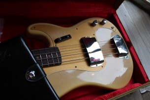 FENDER "Custom Shop Limited Edition '59 Precision Bass, Journeyman Relic, Natural Blonde" HARDCASE, 4, 1 KG
