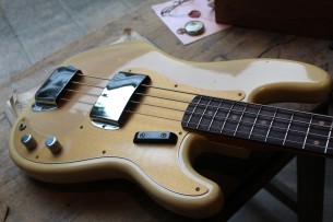 FENDER "Custom Shop Limited Edition '59 Precision Bass, Journeyman Relic, Natural Blonde" HARDCASE, 4, 1 KG
