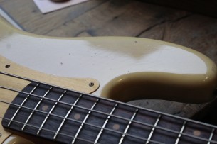 FENDER "Custom Shop Limited Edition '59 Precision Bass, Journeyman Relic, Natural Blonde" HARDCASE, 4, 1 KG