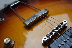 GIBSON "ES-330 Sunburst Original of year 2017" HARDCASE, PAPERS, 3, 9 KG