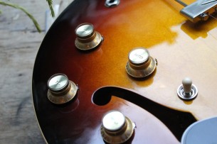 GIBSON "ES-330 Sunburst Original of year 2017" HARDCASE, PAPERS, 3, 9 KG