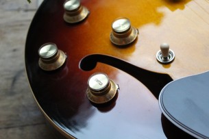 GIBSON "ES-330 Sunburst Original of year 2017" HARDCASE, PAPERS, 3, 9 KG