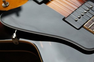 GIBSON "ES-330 Sunburst Original of year 2017" HARDCASE, PAPERS, 3, 9 KG