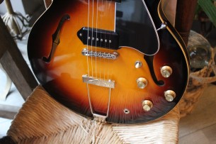 GIBSON "ES-330 Sunburst Original of year 2017" HARDCASE, PAPERS, 3, 9 KG