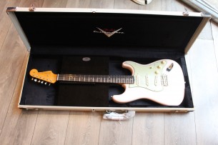 FENDER "Custom Shop '64 Stratocaster Journeyman Relic Super Faded Shell Pink" HARDCASE, 3, 4 KG